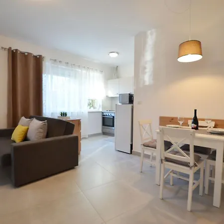 Stylish And Modern Апартаменты Ровинь