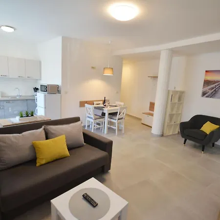 Stylish And Modern Апартаменты Ровинь
